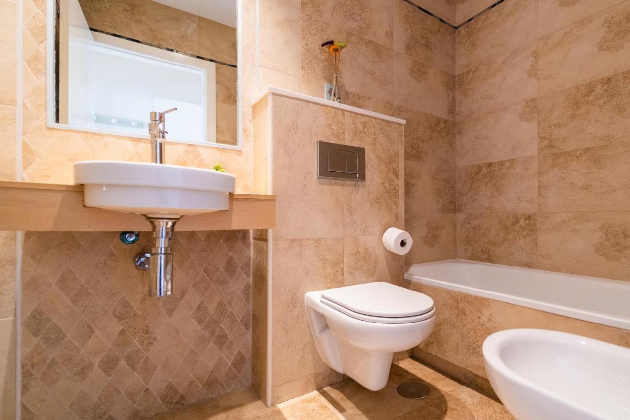 Primera Línea De Mar Con Piscina, Gimnasio Y Parking 2 Hab Y 2 Baños *